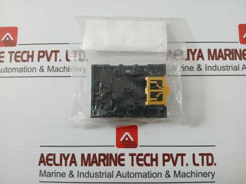 Omron P2Cf-08 Relay Socket 10A 250Vac - Image 4